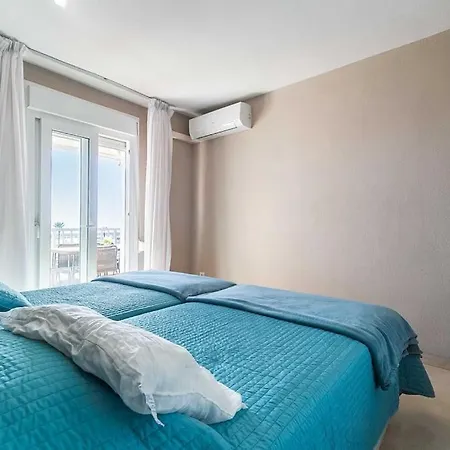 83-beachfront Apartment, Фуенхірола